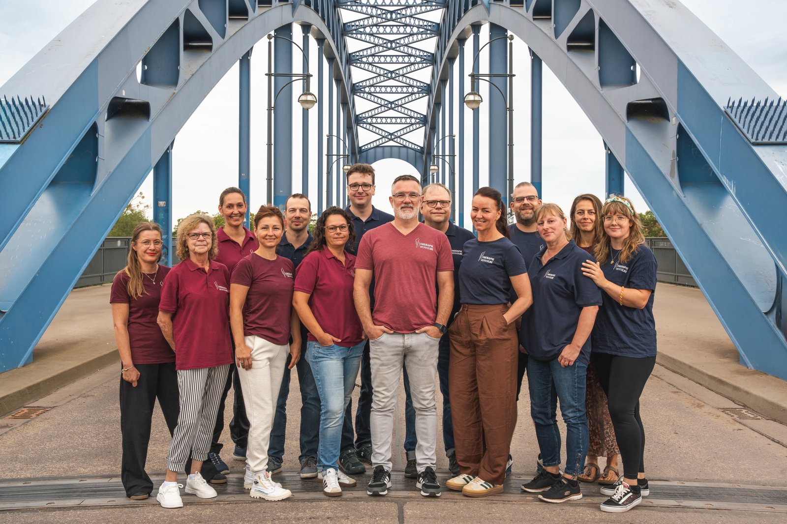 Das Team des Therapiewerks an der Elbe auf der Sternbrücke in Magdeburg
