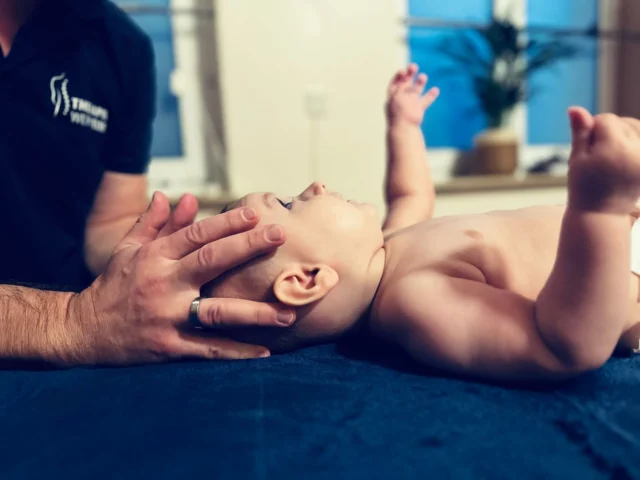 ⚛️ Osteopathie für Kinder – Sanfte Hilfe für die Kleinen 

Die Osteopathie bietet Kindern eine sanfte, aber wirkungsvolle Möglichkeit, ihre Gesundheit zu fördern und Beschwerden zu lindern. Mit gezielten, sanften Techniken kann Osteopathie das kindliche Wachstum unterstützen  und helfen, Blockaden zu lösen, die das Wohlbefinden beeinträchtigen können.
 
Wann kann Osteopathie für Kinder hilfreich sein?

✔️ Bei Säuglingen: Koliken, Unruhe, Schlafstörungen  oder Plagiocephalie (flacher Kopf)
✔️ Bei Entwicklungsstörungen: Unterstützung der Bewegungs- und Sprachentwicklung
✔️ Bei häufigen Infekten, wie Erkältungen oder Mittelohrentzündungen
✔️ Nach Verletzungen oder Stürzen
✔️ Bei Haltungs- und Bewegungsproblemen

Sanfte Behandlung für jedes Alter.
Von der Geburt bis ins Jugendalter – Osteopathie ist eine sichere und ganzheitliche Methode, die Körper und Geist unterstützt. Sie kann dabei helfen das natürliche Gleichgewicht im Körper zu fördern und die Selbstheilungskräfte zu aktivieren.

✅ Keine Medikamente, keine Schmerzen, nur natürliche Unterstützung!

Euer Kind braucht Unterstützung oder ihr möchtet die Entwicklung von Anfang an bestmöglich fördern?Osteopathie kann helfen, das Wohlbefinden zu steigern und das natürliche Wachstum zu fördern.

Wenn du mehr über Osteopathie erfahren oder einen Termin vereinbaren möchtest, kontaktiere uns gerne:

☎️ 0391-8119163
📧  post@therapiewerk-elbe.de

#kinderosteopathie #kindergesundheit #wohlbefinden #sanftebehandlung #kleinehelfergroßewirkung #elterntipps #gesundeentwicklung #therapiewerkelbe #magdeburg #osteopathie